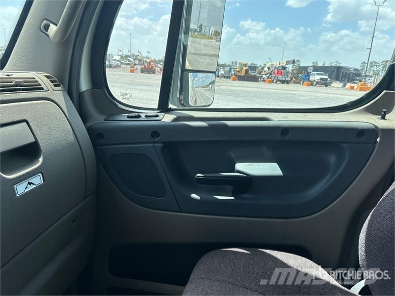 Freightliner Cascadia 125 6x4 Tri/A Day Cab Truck Tractor (Glid Nyergesvontatók