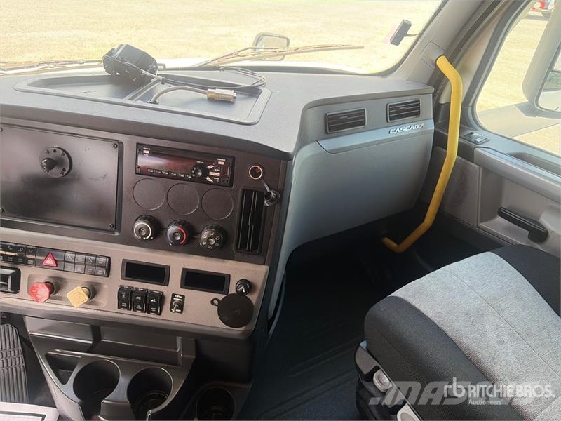 Freightliner Cascadia 126 6x4 T/A Sleeper Truck Tractor Седельные тягачи