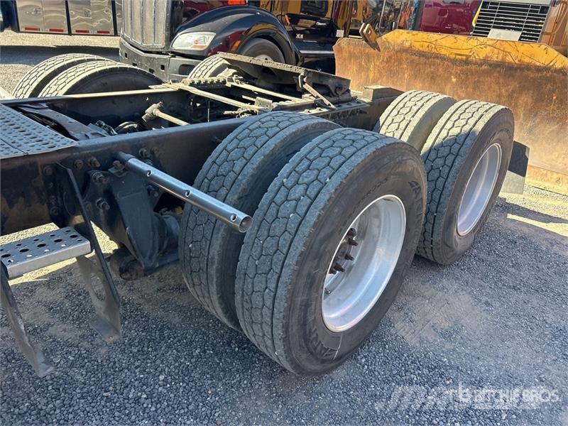 Freightliner Cascadia 125 6x4 T/A Sleeper Truck Tractor Vlačilci