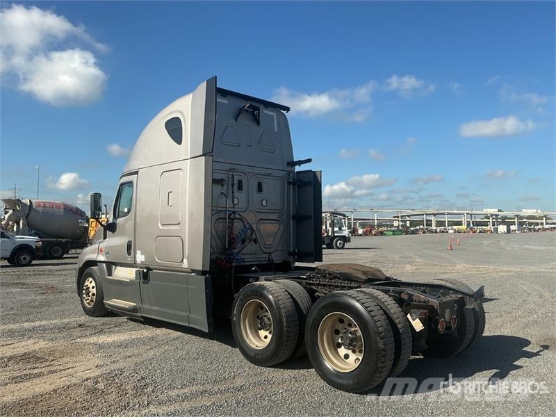 Freightliner Cascadia 125 6x4 T/A Sleeper Truck Tractor 中古トラクターヘッド | トレーラーヘッド