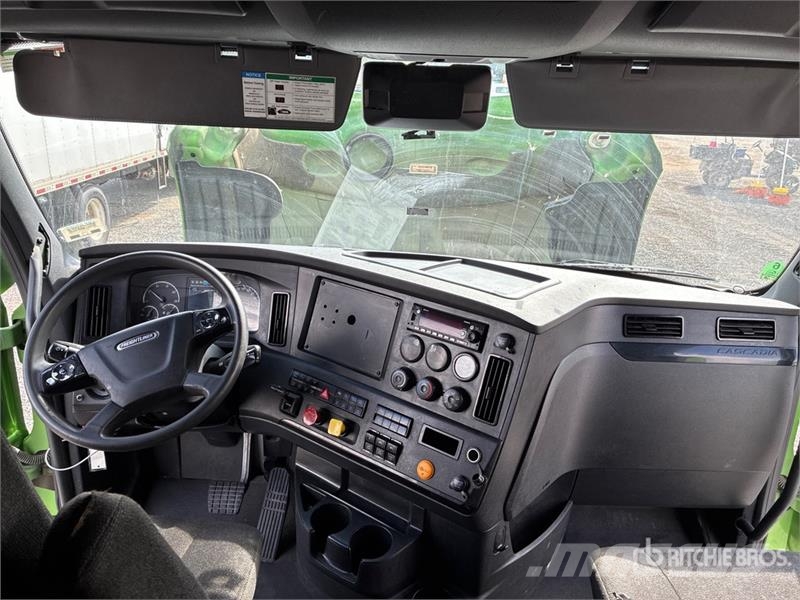 Freightliner Cascadia 126 6x4 T/A Sleeper Truck Tractor 中古トラクターヘッド | トレーラーヘッド
