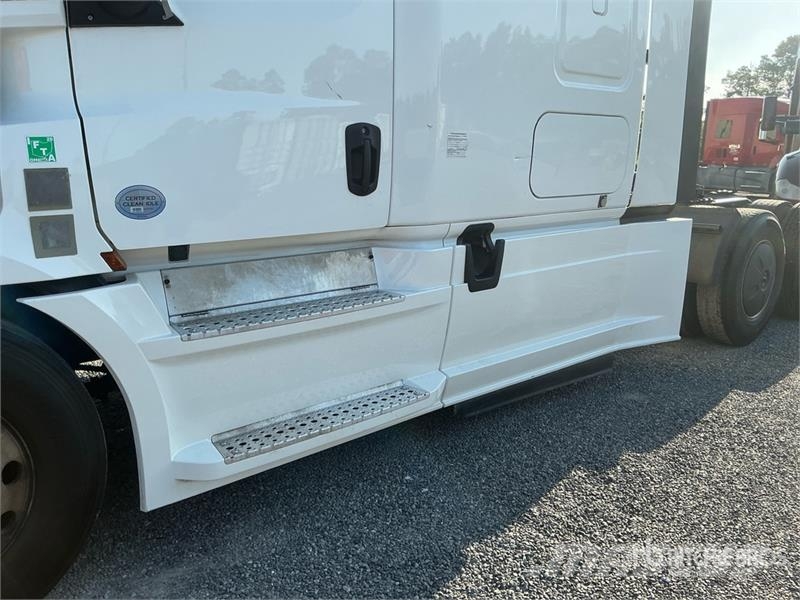 Freightliner Cascadia 126 6x4 T/A Sleeper Truck Tractor Седельные тягачи