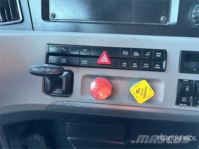 Freightliner Cascadia 126 6x4 T/A Sleeper Truck Tractor وحدات الجر