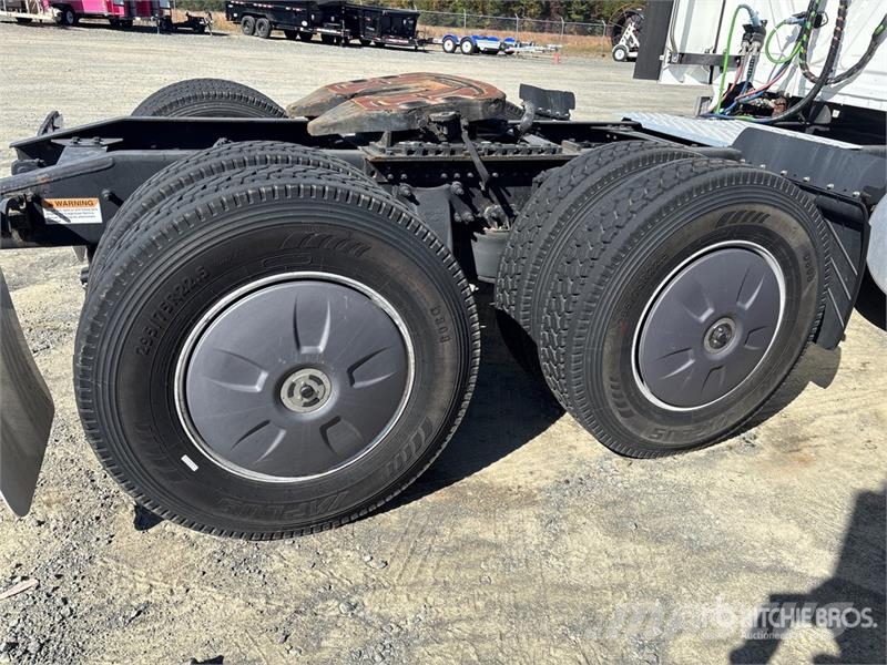 Freightliner Cascadia 126 6x4 T/A Sleeper Truck Tractor Sattelzugmaschinen