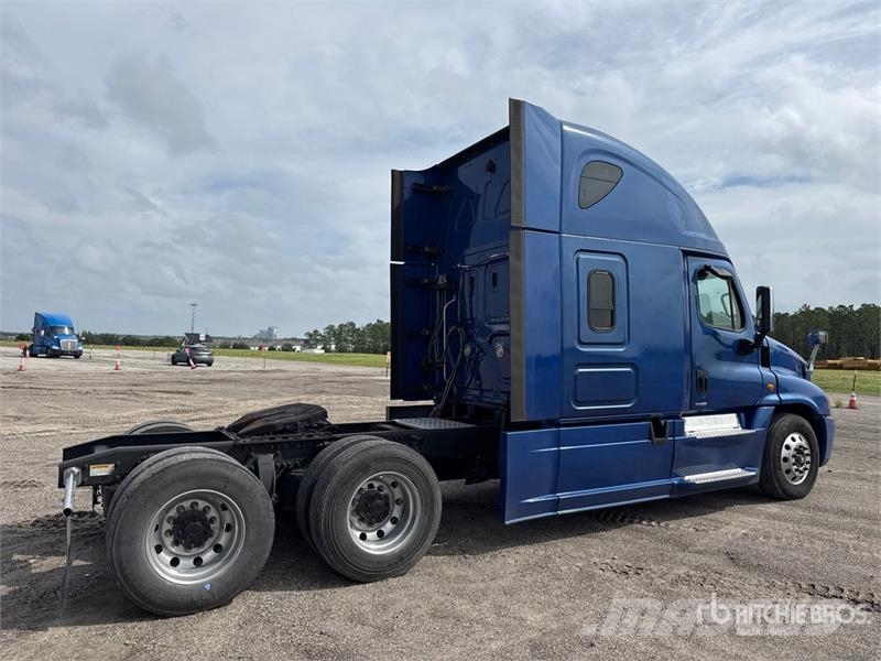 Freightliner Cascadia 125 6x4 T/A Sleeper Truck Tractor Vlačilci
