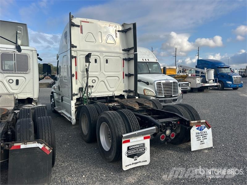 Freightliner Cascadia 125 6x4 T/A Sleeper Truck Tractor (Inoper وحدات الجر