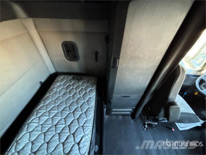 Freightliner Cascadia 126 6x4 T/A Sleeper Truck Tractor وحدات الجر