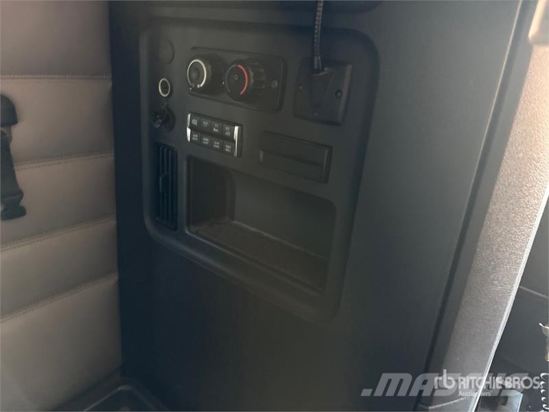 Freightliner Cascadia 126 8x4 Tri/A Sleeper Truck Tractor (Inop Tegljači