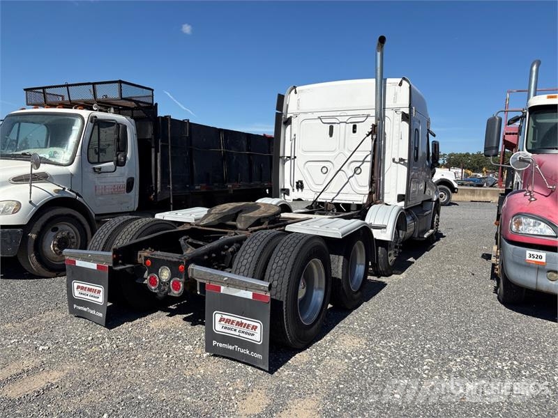 Freightliner Cascadia 126 8x4 Tri/A Sleeper Truck Tractor (Inop Tegljači