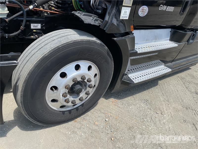Freightliner Cascadia 126 6x4 T/A Sleeper Truck Tractor (Inoper Седельные тягачи