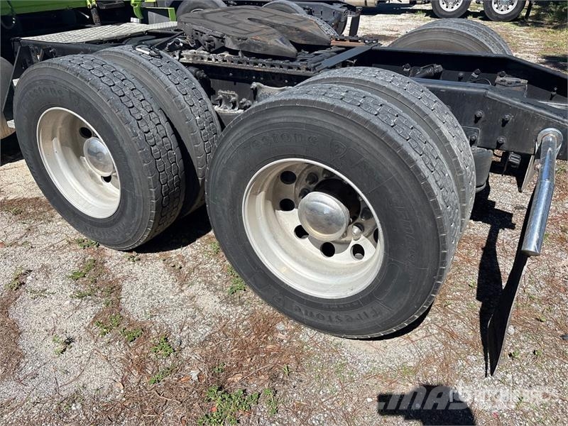 Freightliner Cascadia 125 6x4 T/A Sleeper Truck Tractor (Inoper Trekkvogner