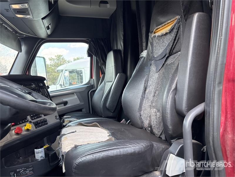 Freightliner Cascadia 126 6x4 T/A Sleeper Truck Tractor Tegljači