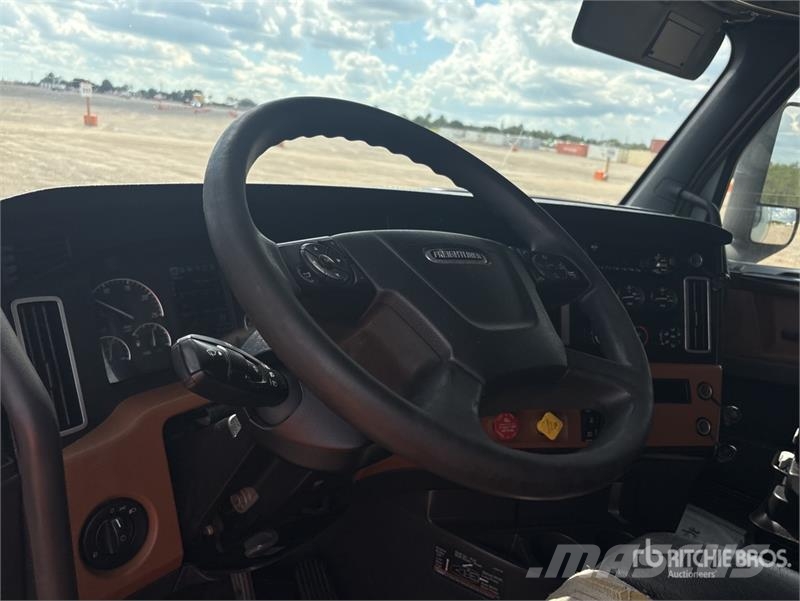 Freightliner Cascadia 126 T/A Sleeper Truck Tractor Tractor Units