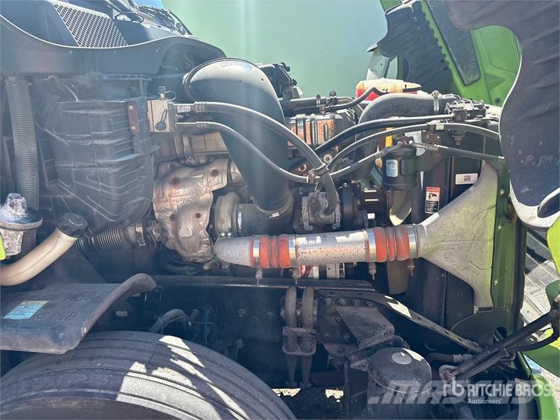 Freightliner Cascadia 125 6x4 T/A Sleeper Truck Tractor (Inoper Trekkvogner
