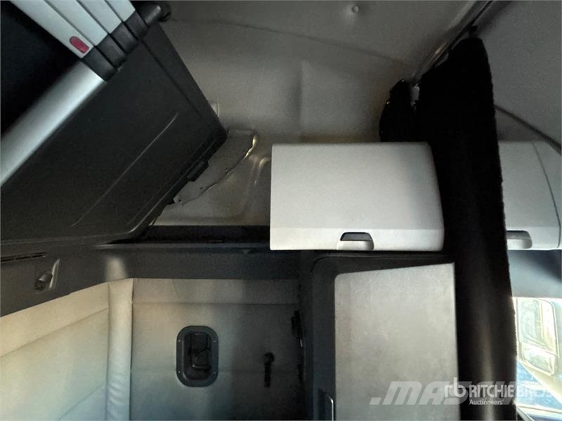 Freightliner Cascadia 126 6x4 T/A Sleeper Truck Tractor وحدات الجر