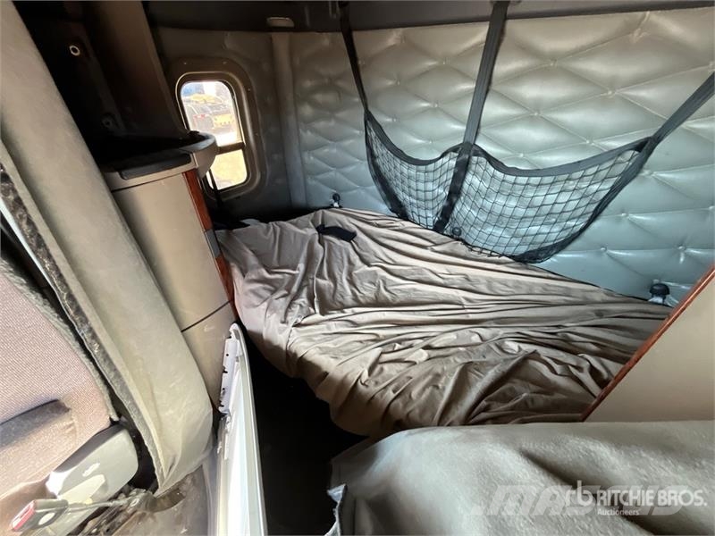 Freightliner Cascadia 125 6x4 T/A Sleeper Truck Tractor Vlačilci