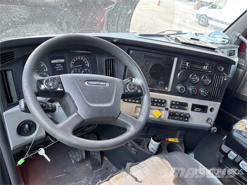 Freightliner Cascadia 126 6x4 T/A Sleeper Truck Tractor Tegljači
