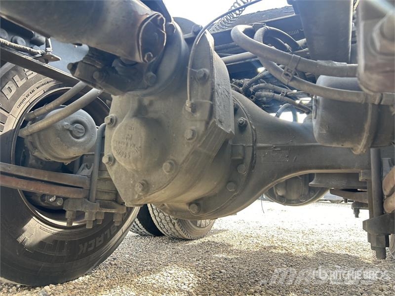 Freightliner Cascadia 126 6x4 T/A Sleeper Truck Tractor 中古トラクターヘッド | トレーラーヘッド