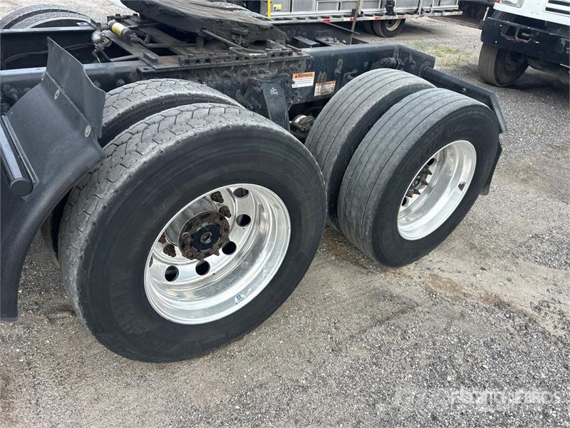 Freightliner Cascadia 126 6x4 T/A Sleeper Truck Tractor Vilcēji
