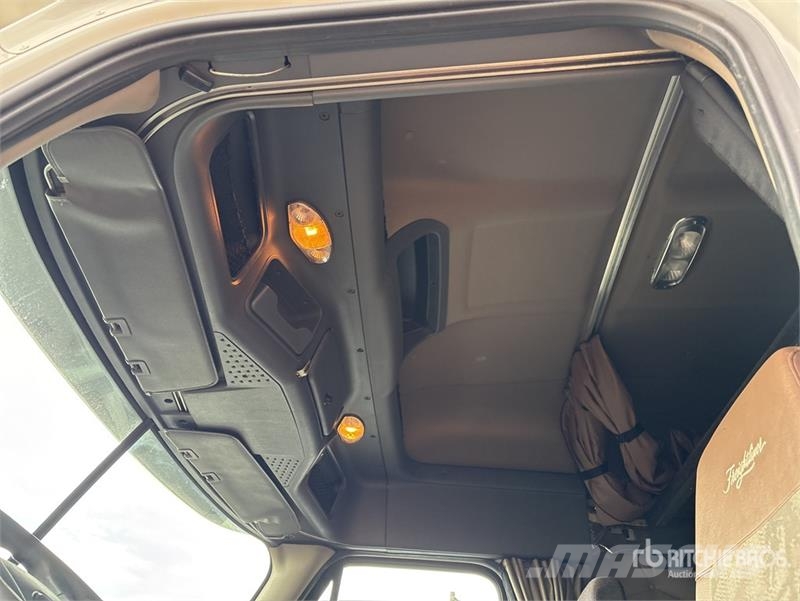 Freightliner Cascadia 113 6x4 Sleeper Car Carrier Truck Evakuatori