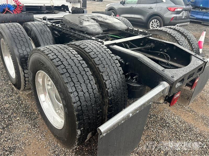 Freightliner Cascadia 126 6x4 T/A Sleeper Truck Tractor Nyergesvontatók