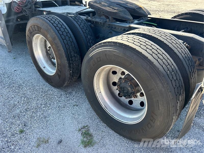 Freightliner Cascadia 126 6x4 T/A Sleeper Truck Tractor Седельные тягачи
