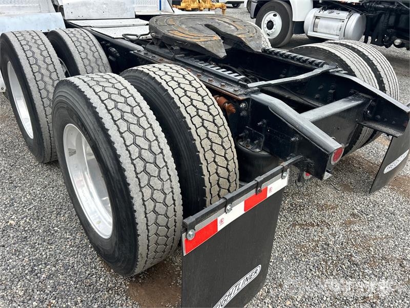 Freightliner Cascadia 125 6x4 T/A Sleeper Truck Tractor Vilcēji