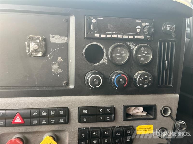 Freightliner Cascadia 126 6x4 T/A Sleeper Truck Tractor Sattelzugmaschinen