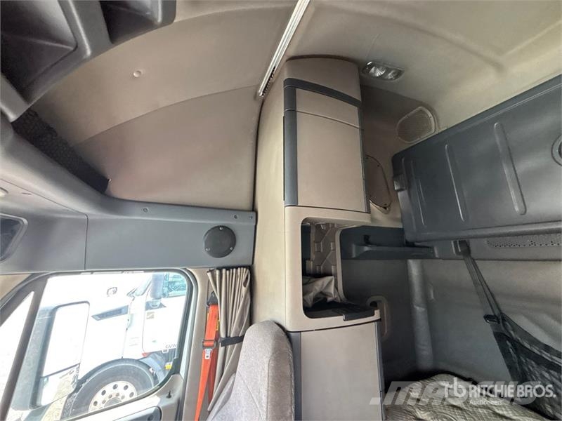 Freightliner Cascadia 125 6x4 T/A Sleeper Truck Tractor Dragbilar