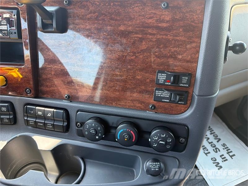 Freightliner Cascadia 113 6x4 Sleeper Car Carrier Truck Trasportatore per veicoli