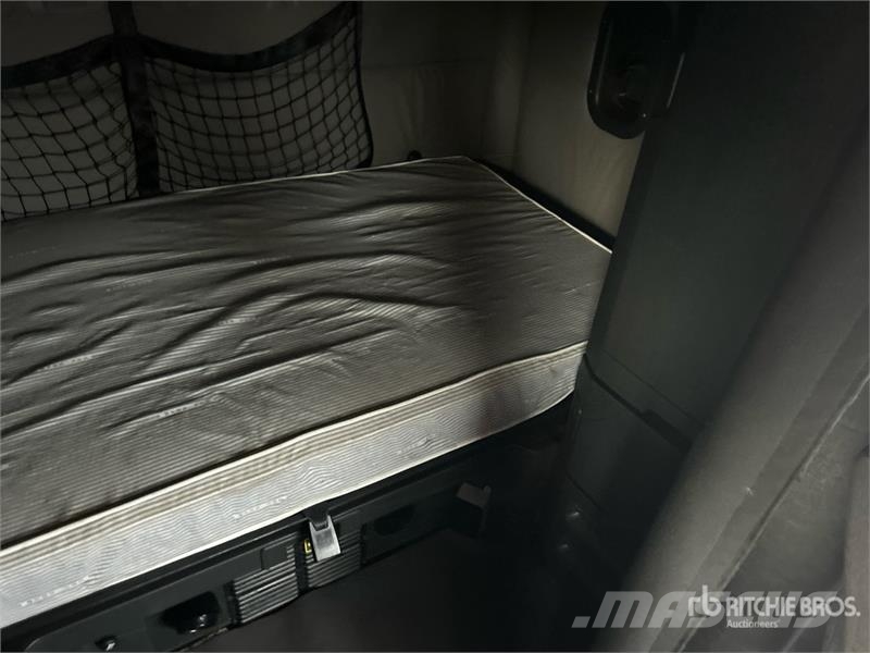 Freightliner Cascadia 126 6x4 T/A Sleeper Truck Tractor Tractor Units
