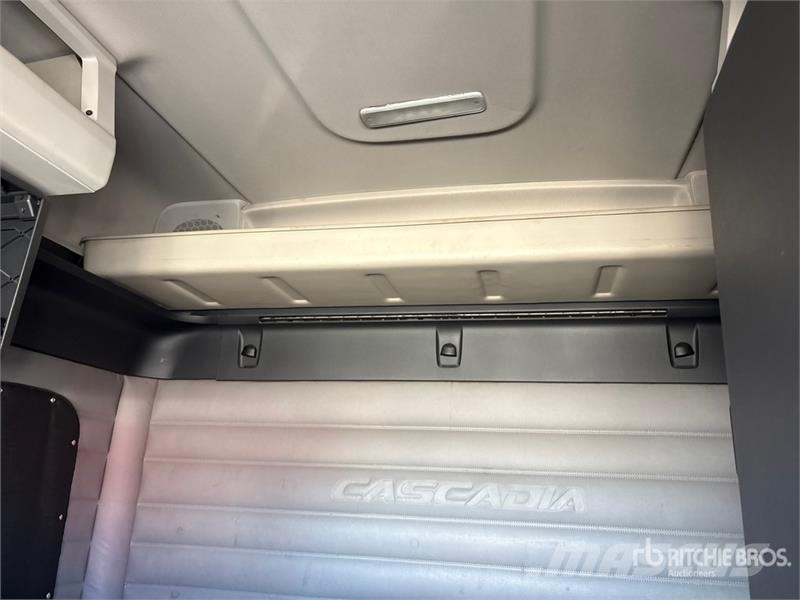 Freightliner Cascadia 126 8x4 Tri/A Sleeper Truck Tractor (Inop Tegljači