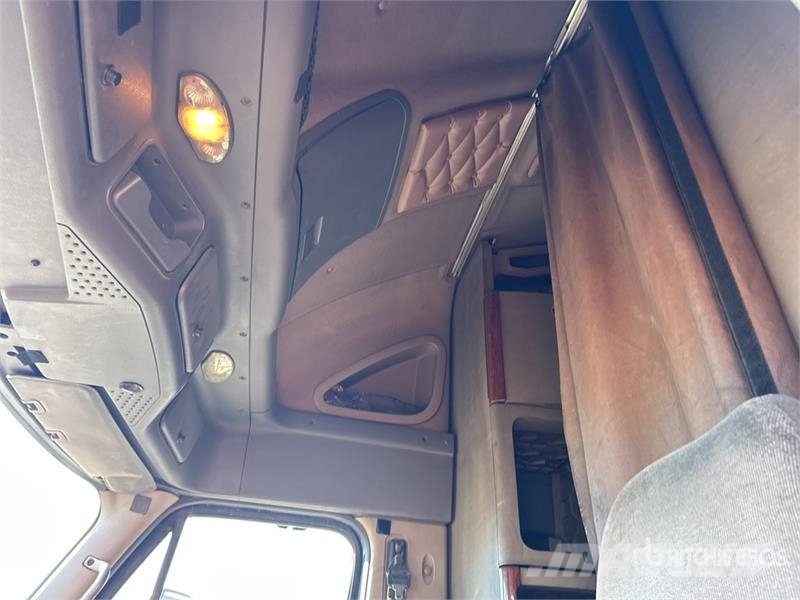 Freightliner Cascadia 125 6x4 T/A Sleeper Truck Tractor Vlačilci