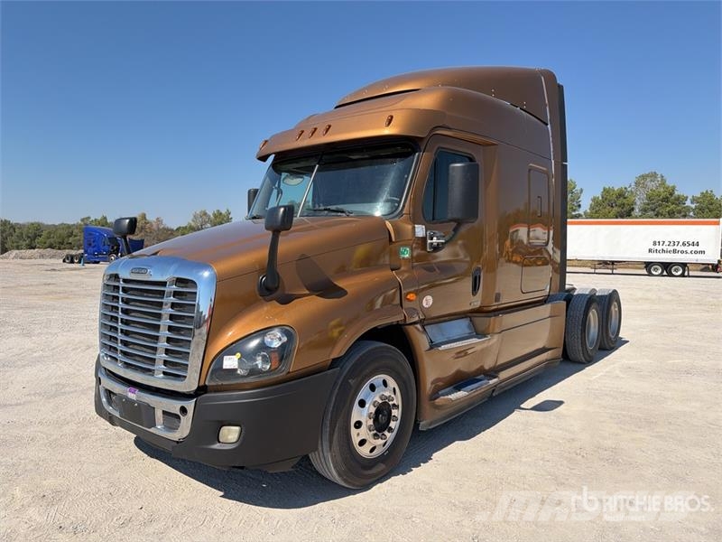 Freightliner Cascadia 125 6x4 T/A Sleeper Truck Tractor Tegljači
