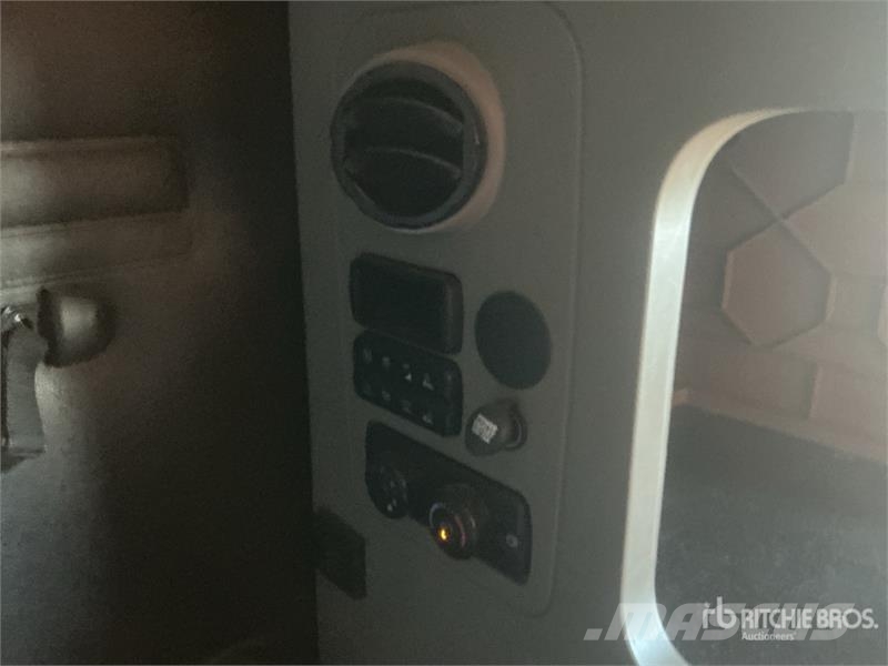 Freightliner Cascadia 125 6x4 T/A Sleeper Truck Tractor 中古トラクターヘッド | トレーラーヘッド