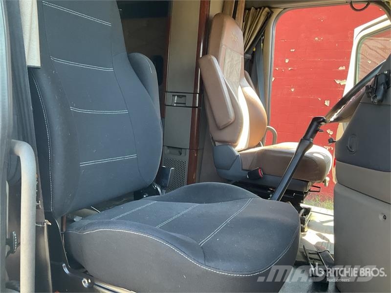 Freightliner Cascadia 113 6x4 Sleeper Car Carrier Truck Evakuatori