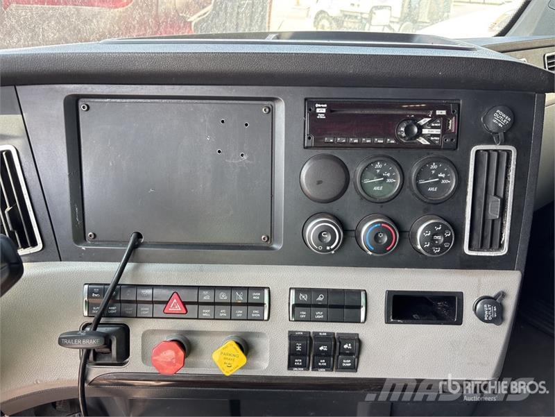 Freightliner Cascadia 126 6x4 T/A Sleeper Truck Tractor Tahače