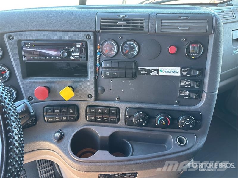 Freightliner Cascadia 125 6x4 T/A Sleeper Truck Tractor Тягачі