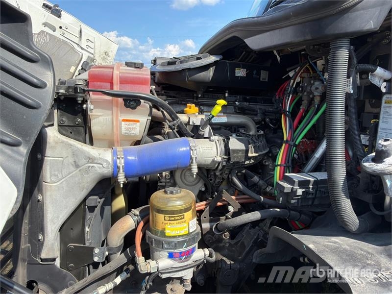 Freightliner Cascadia 113 6x4 Sleeper Car Carrier Truck مركبات النقل