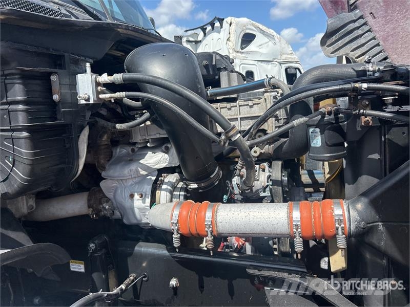 Freightliner Cascadia 125 6x4 T/A Sleeper Truck Tractor (Inoper Sattelzugmaschinen