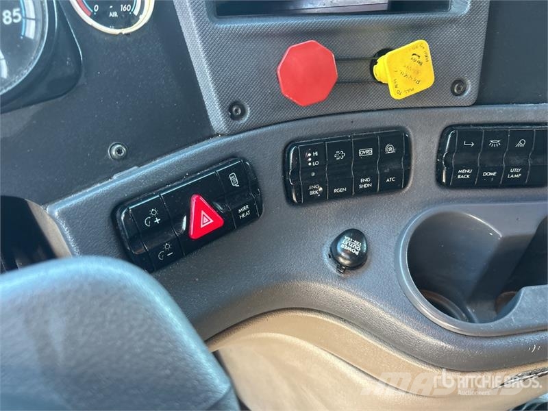 Freightliner Cascadia 125 6x4 T/A Sleeper Truck Tractor Vlačilci