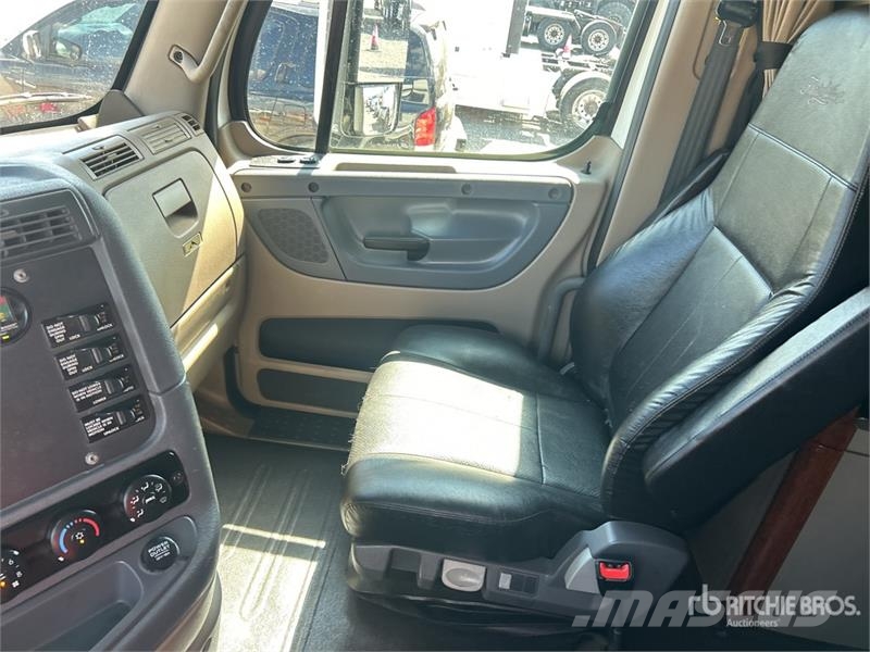 Freightliner Cascadia 125 6x4 T/A Sleeper Truck Tractor Vlačilci