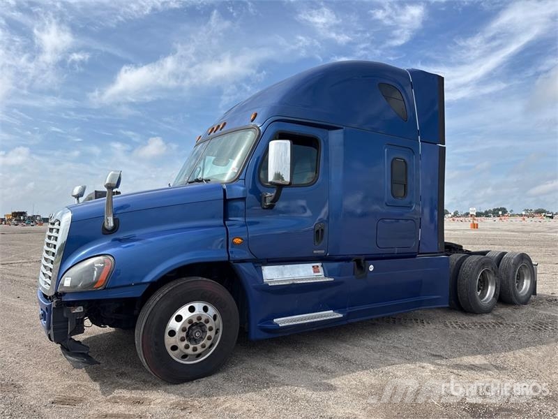 Freightliner Cascadia 125 6x4 T/A Sleeper Truck Tractor Vlačilci
