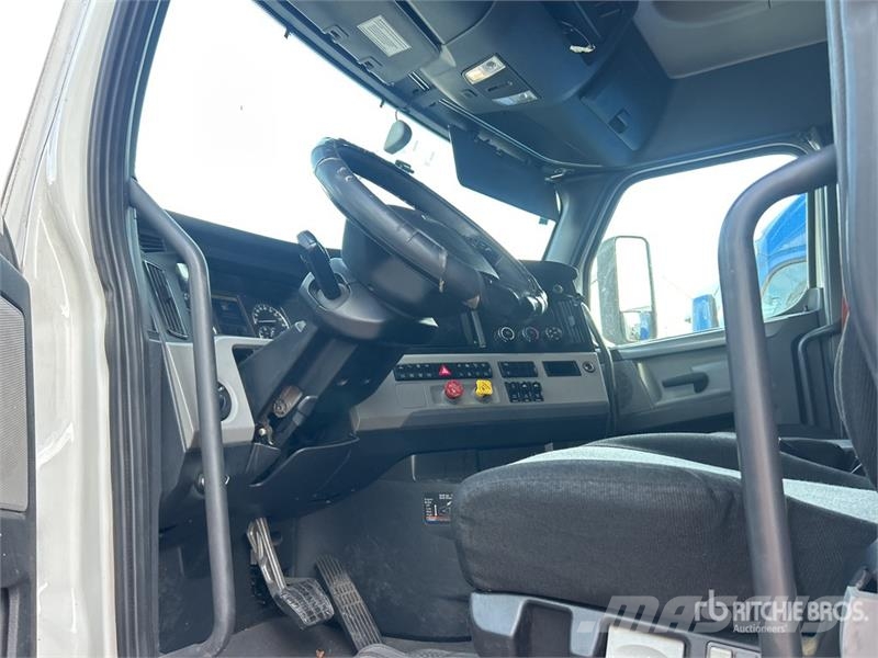 Freightliner Cascadia 126 6x4 T/A Sleeper Truck Tractor Cabezas tractoras