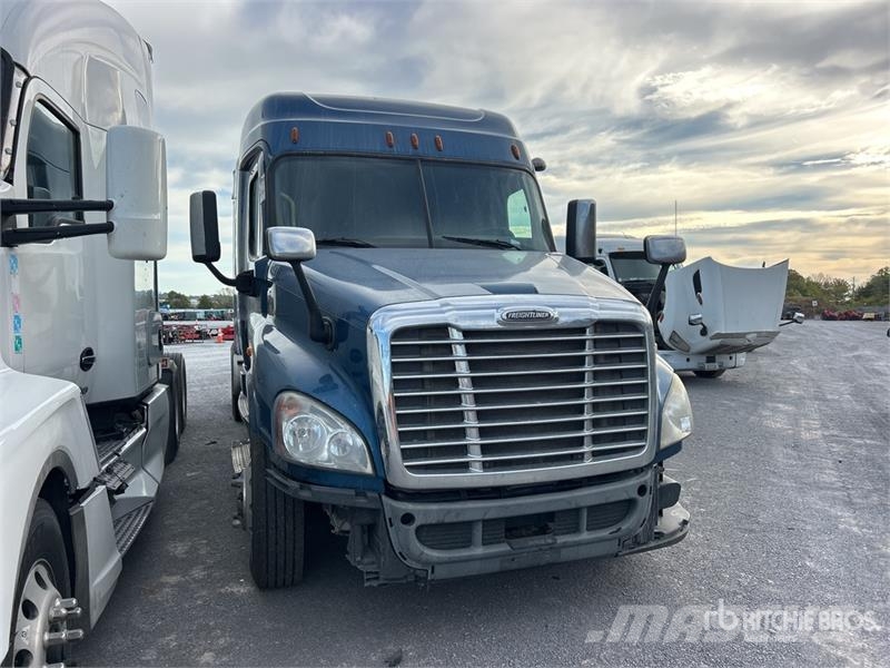 Freightliner Cascadia 125 6x4 T/A Sleeper Truck Tractor Traktorske jedinice