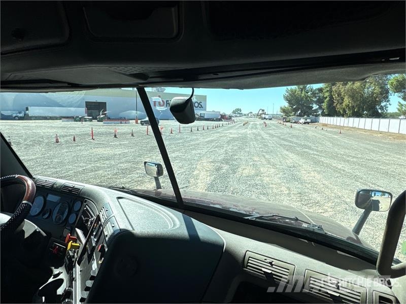 Freightliner Cascadia 125 6x4 T/A Sleeper Truck Tractor Тягачі