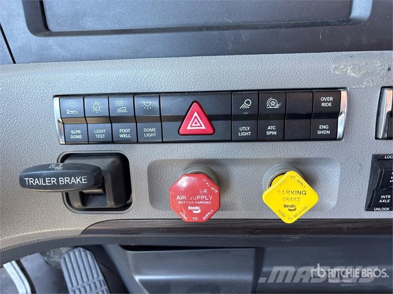 Freightliner Cascadia 126 8x4 Tri/A Sleeper Truck Tractor (Inop Tegljači