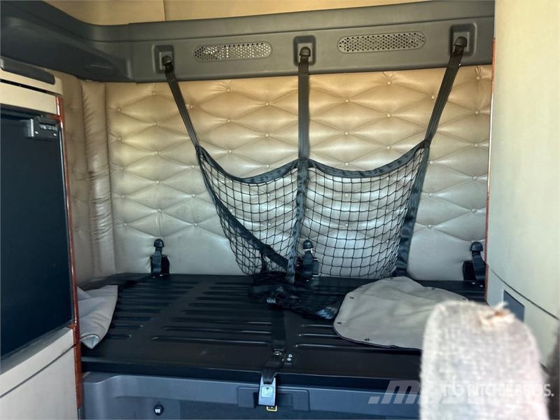 Freightliner Cascadia 125 6x4 T/A Sleeper Truck Tractor (Inoper Trekkvogner