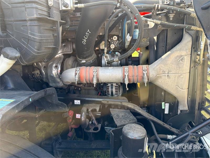 Freightliner Cascadia 113 6x4 Sleeper Car Carrier Truck مركبات النقل