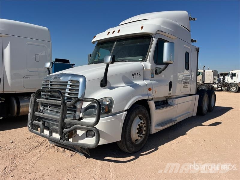 Freightliner Cascadia 125 6x4 T/A Sleeper Truck Tractor Vlačilci